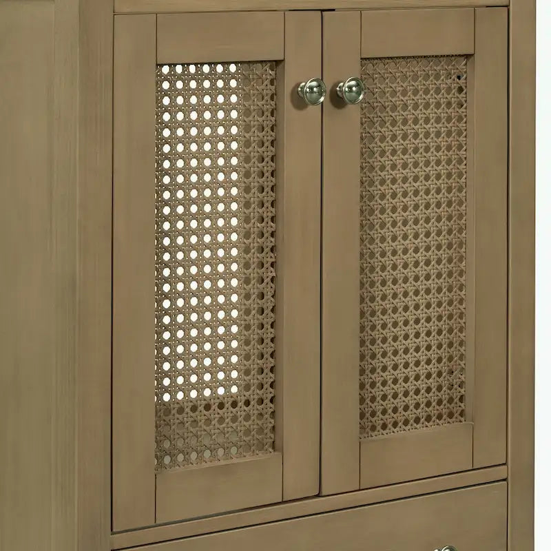 Badunterschrank mit Keramikwaschbecken und zwei Rattantüren